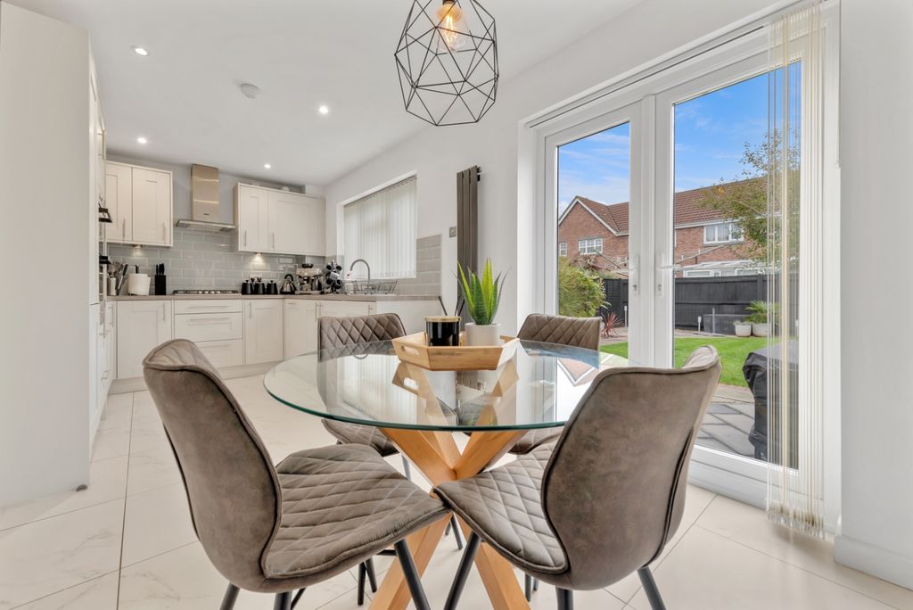 Property photo 2 of 26 4592183