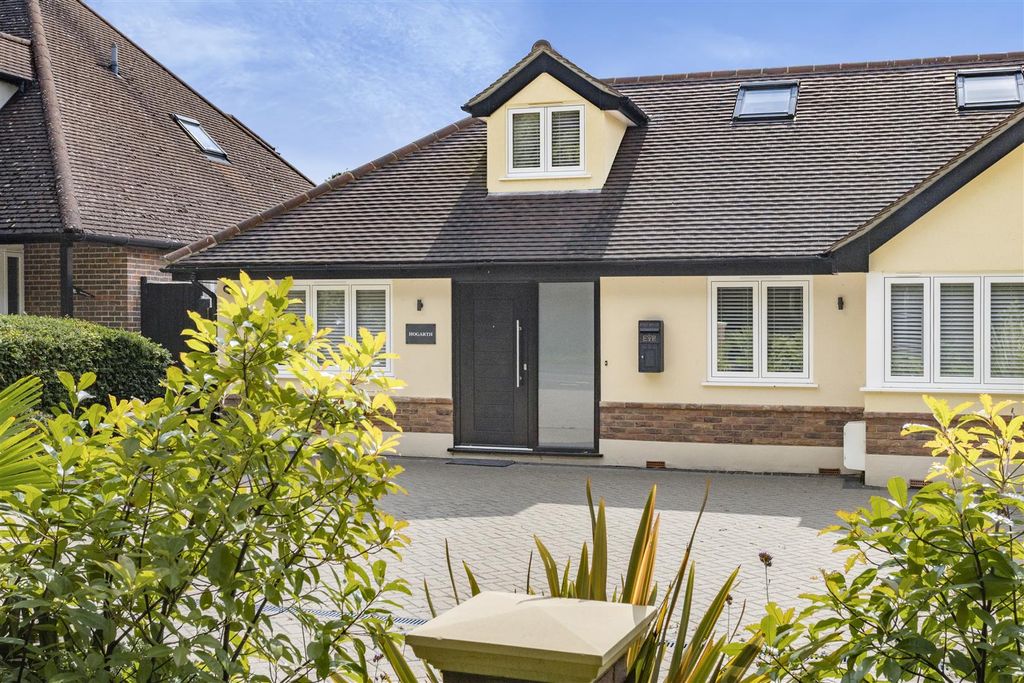 Property photo 1 of 32 Loughton Lane