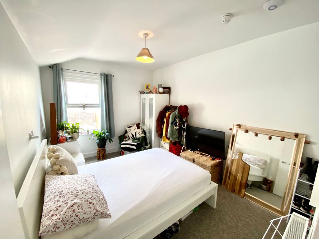 Property photo 1 of 6 Bedroom 3