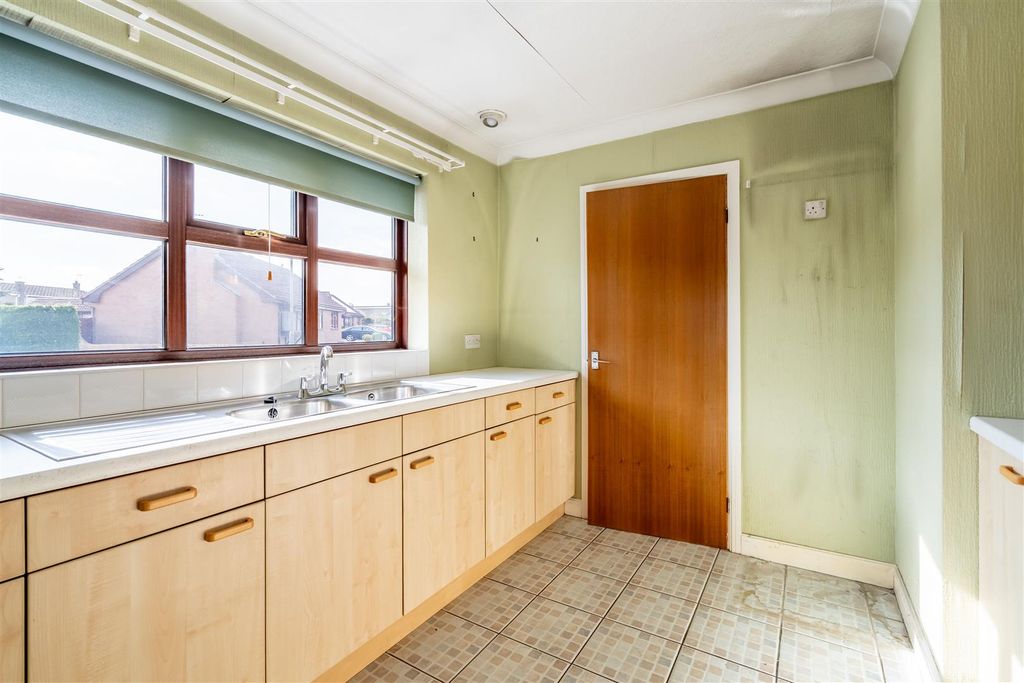 Property photo 3 of 11 Manor Farm Close-10.Jpg