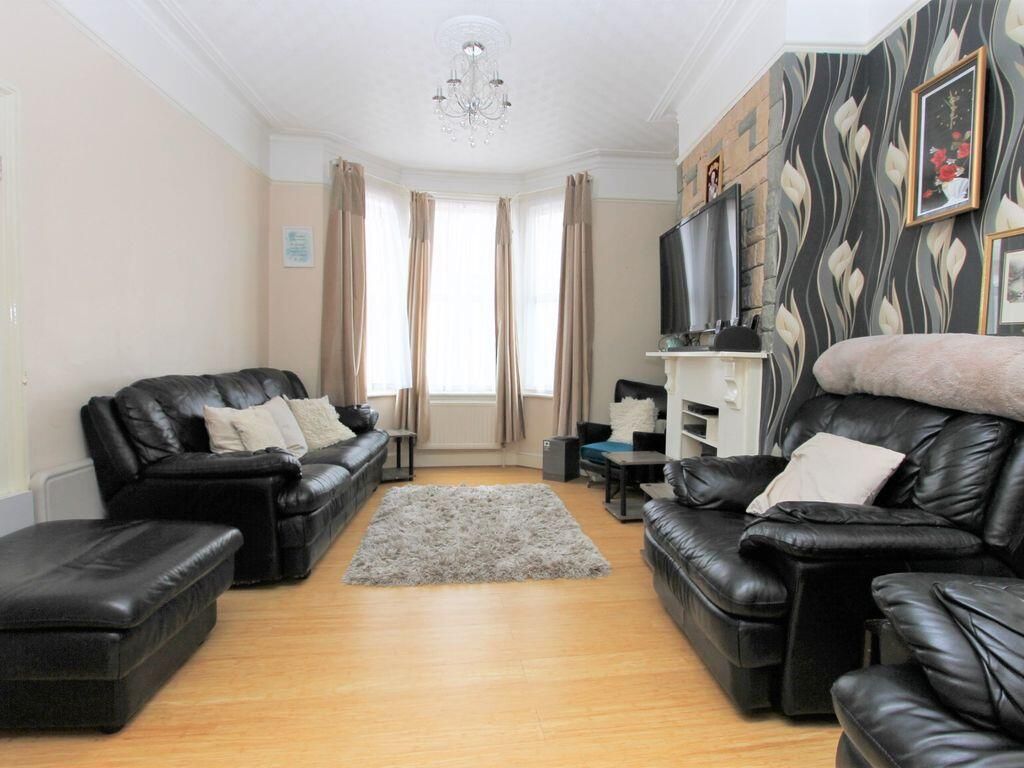 Property photo 2 of 11 Living Room