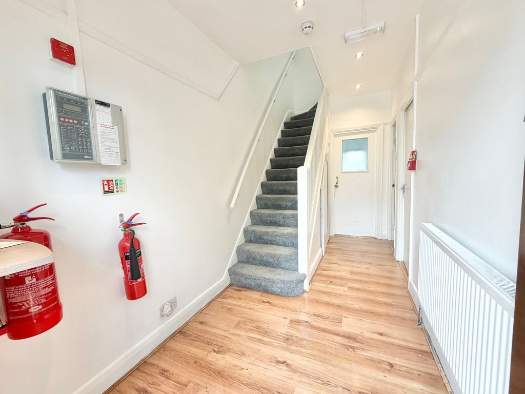 Property photo 2 of 17 Entrance Hall