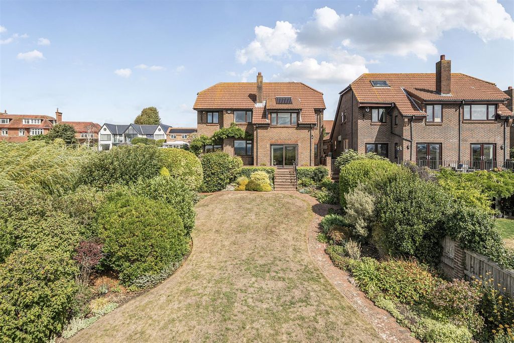 Property photo 2 of 32 Rear Garden