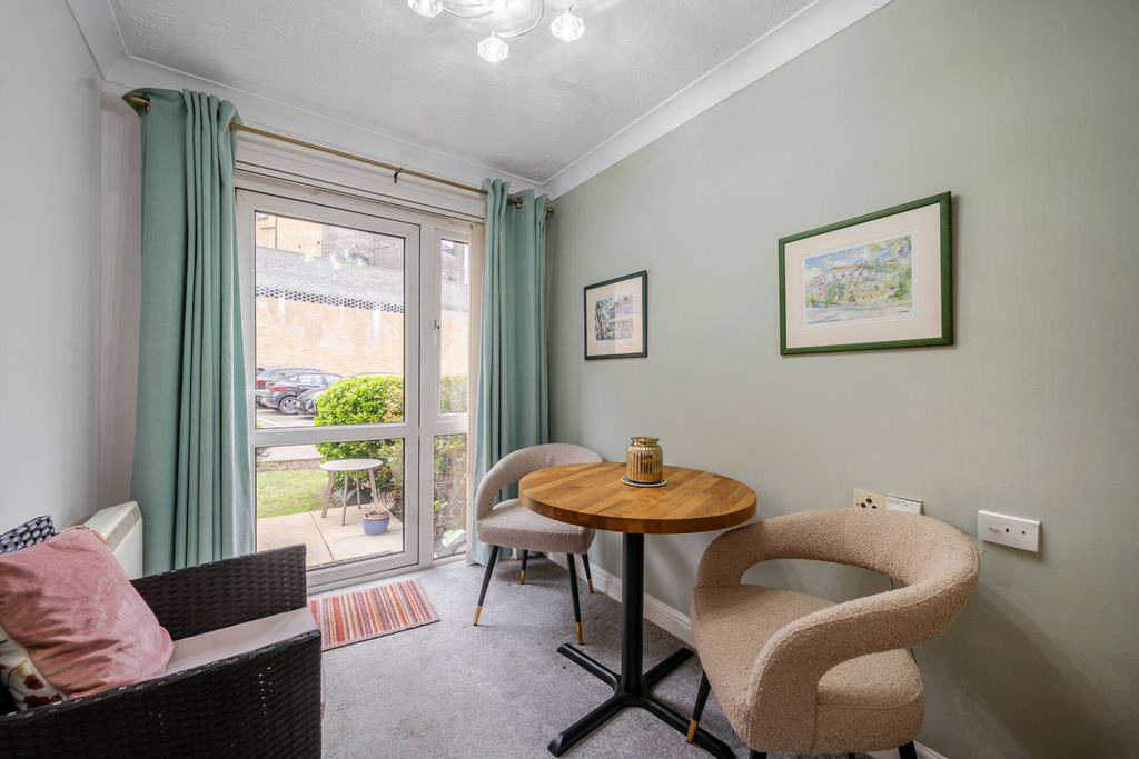 Property photo 2 of 17 1431912-16-69B93c...
