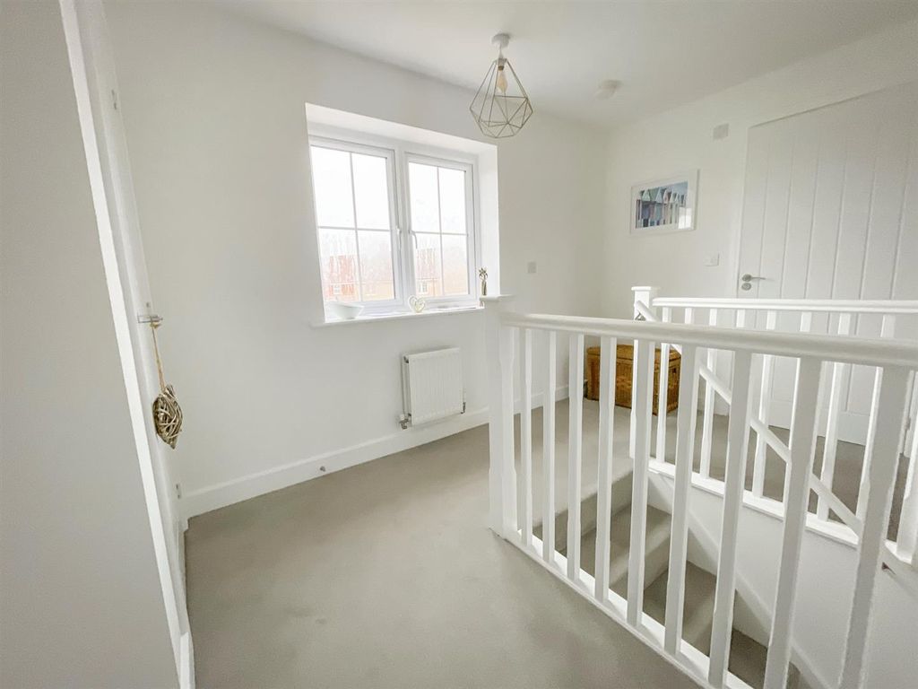 Property photo 2 of 9 Landing