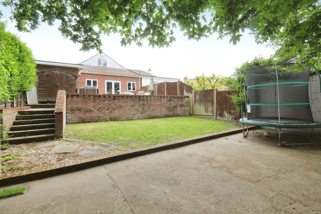 Property photo 3 of 28 Garden