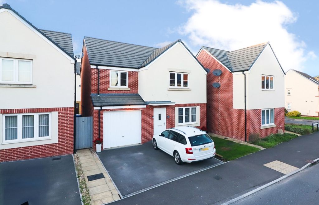 Property photo 1 of 36 Image00010