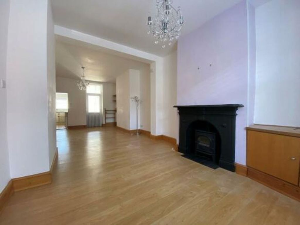 Property photo 3 of 13 5 Queen Lounge.Jpeg