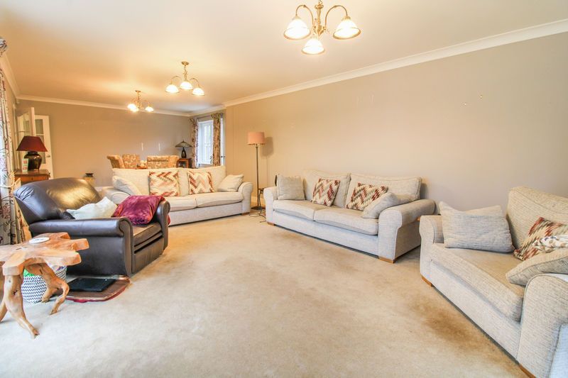 Property photo 3 of 26 Lounge