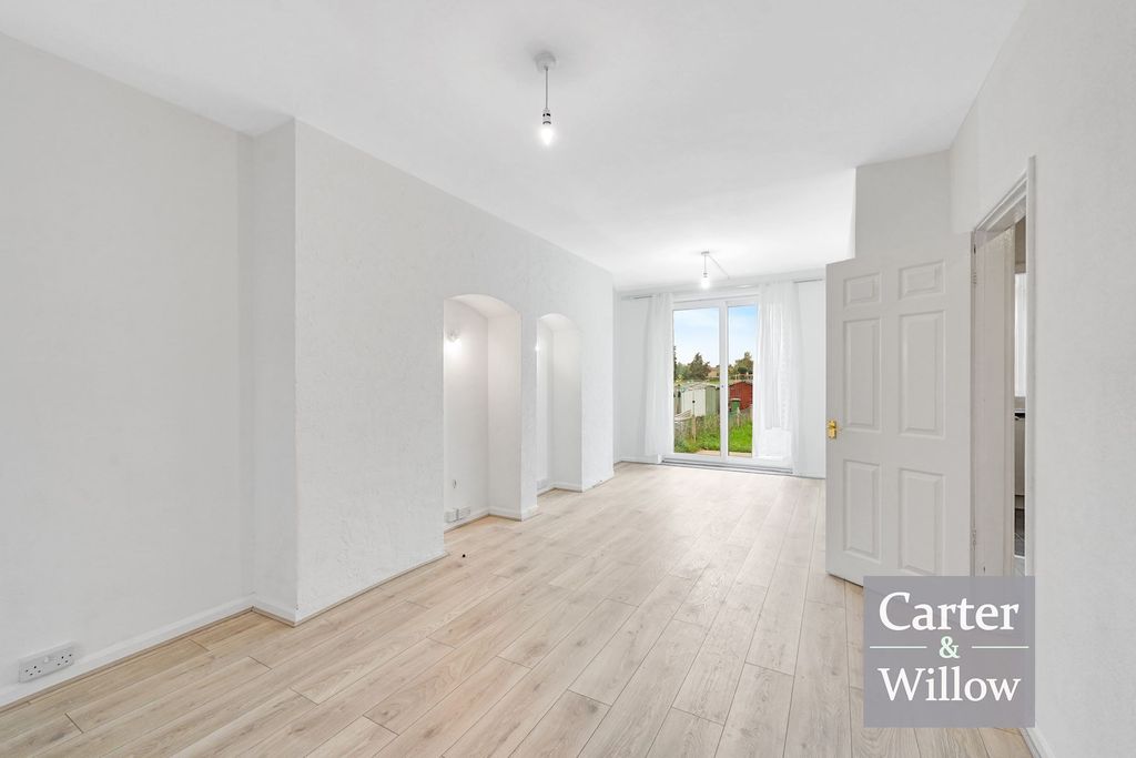 Property photo 3 of 13 Through Lounge