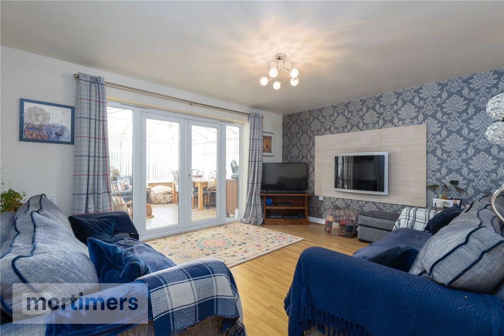 Property photo 2 of 22 Living Room