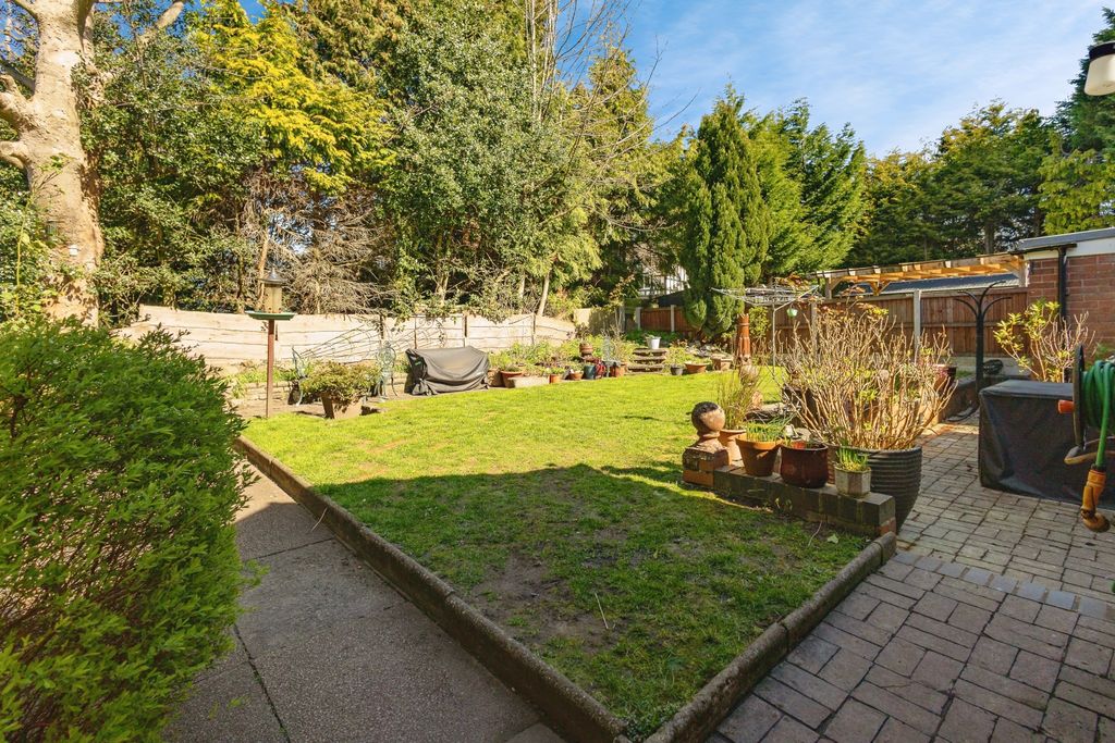 Property photo 3 of 16 Garden 1