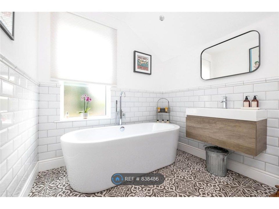 Property photo 1 of 9 Bathroom