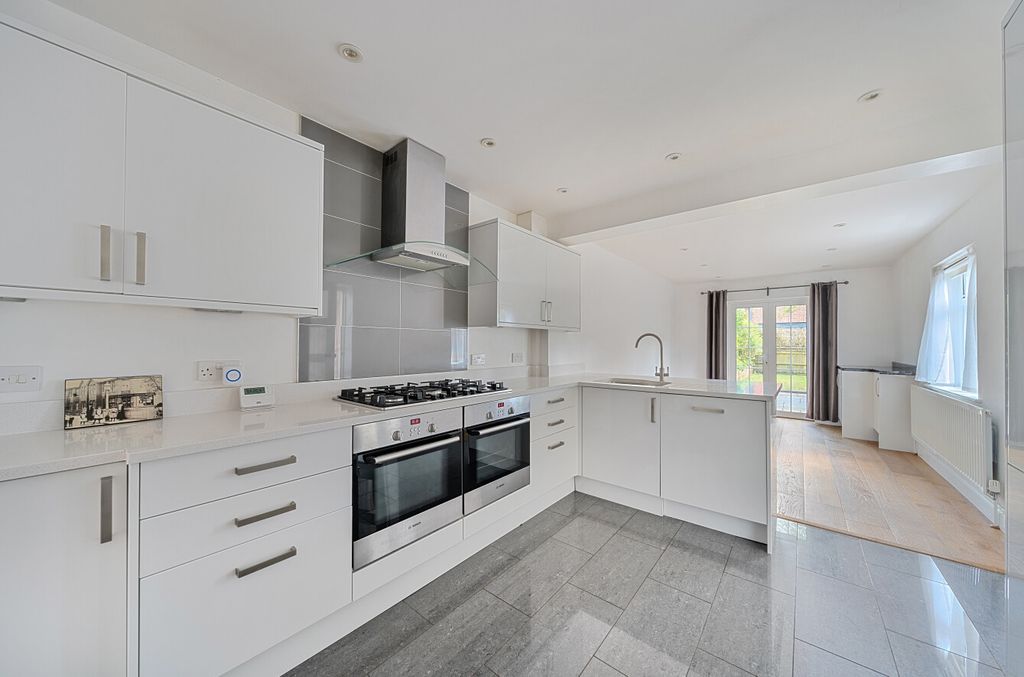 Property photo 3 of 15 1302110-11-683dc6...