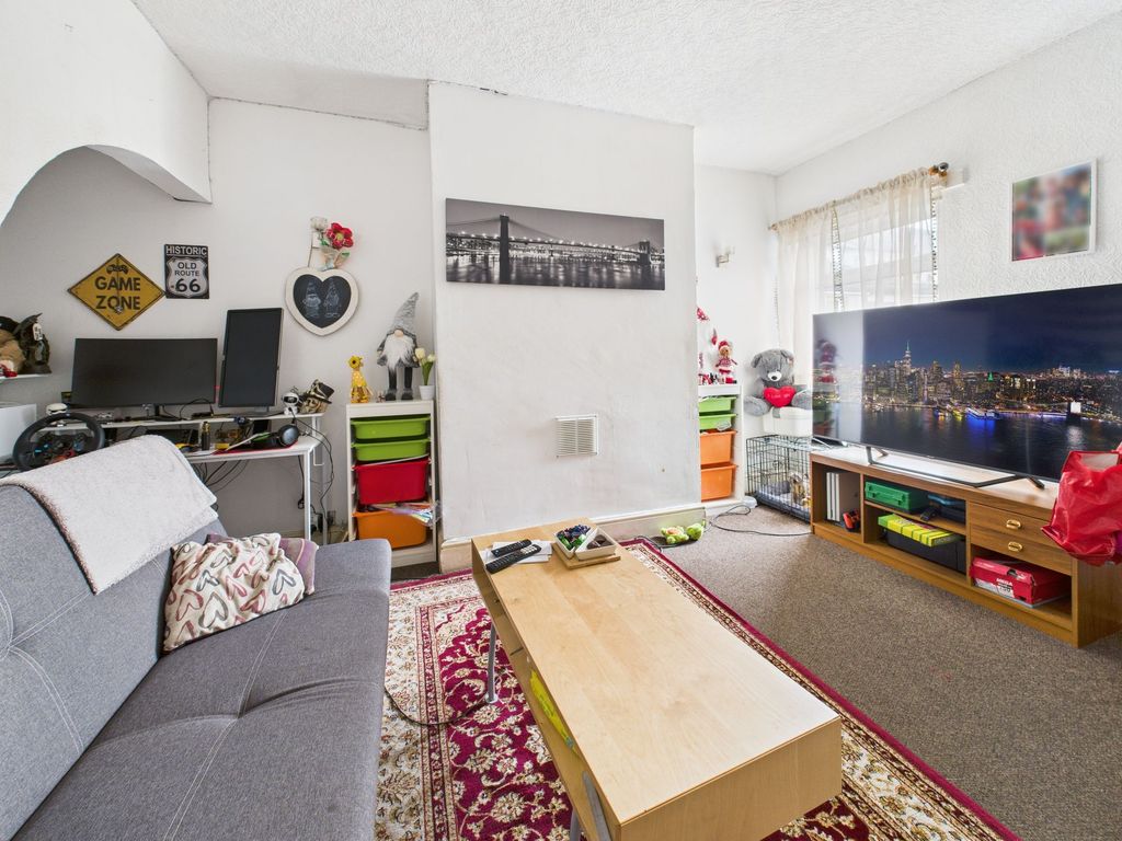 Property photo 3 of 8 Lounge