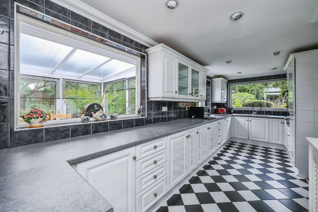 Property photo 2 of 20 Fitted Kitchen