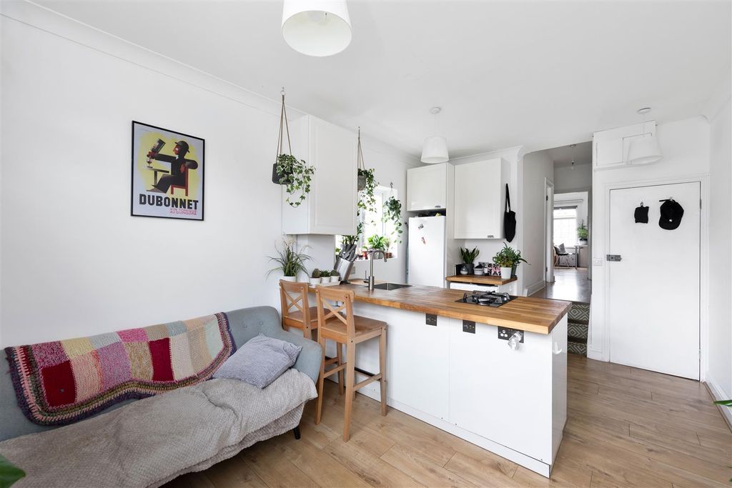 Property photo 3 of 10 Grove Road, E17