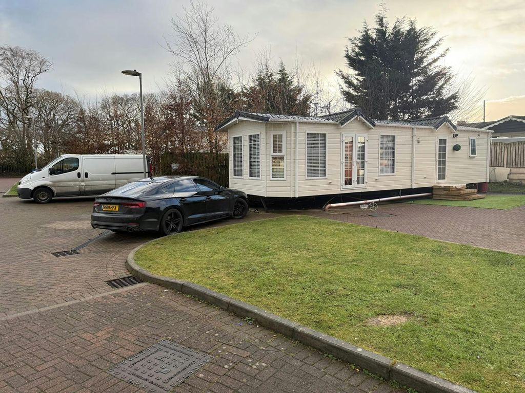 Property photo 2 of 7 Caravan And Car.Jpg