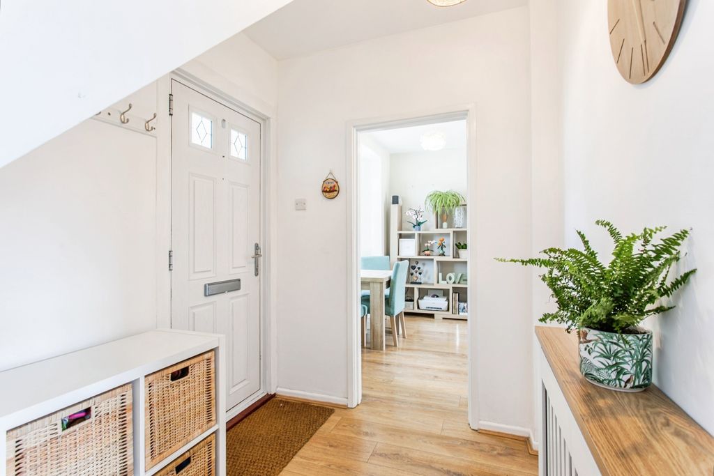 Property photo 2 of 20 Entrance Hall