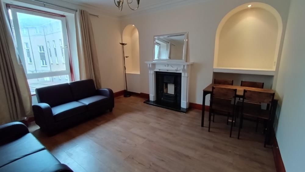 Property photo 1 of 7 Living Room