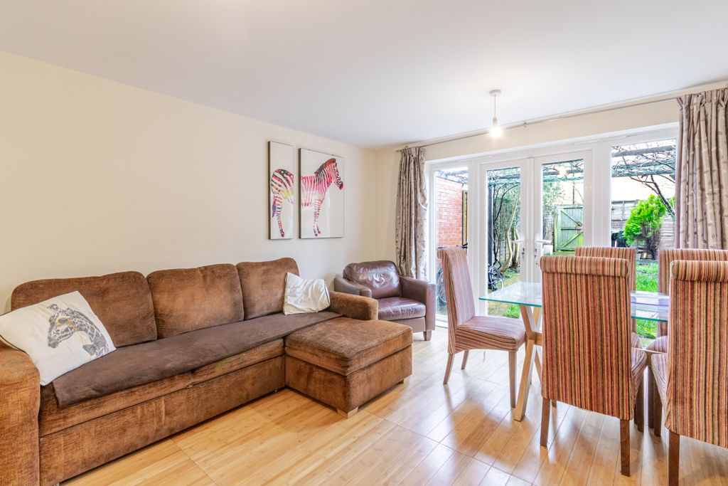 Property photo 3 of 26 Lounge