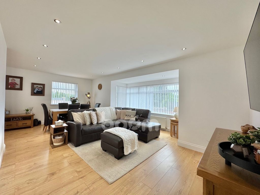 Property photo 3 of 32 Dunlop Road, Barrmill Lounge Shot