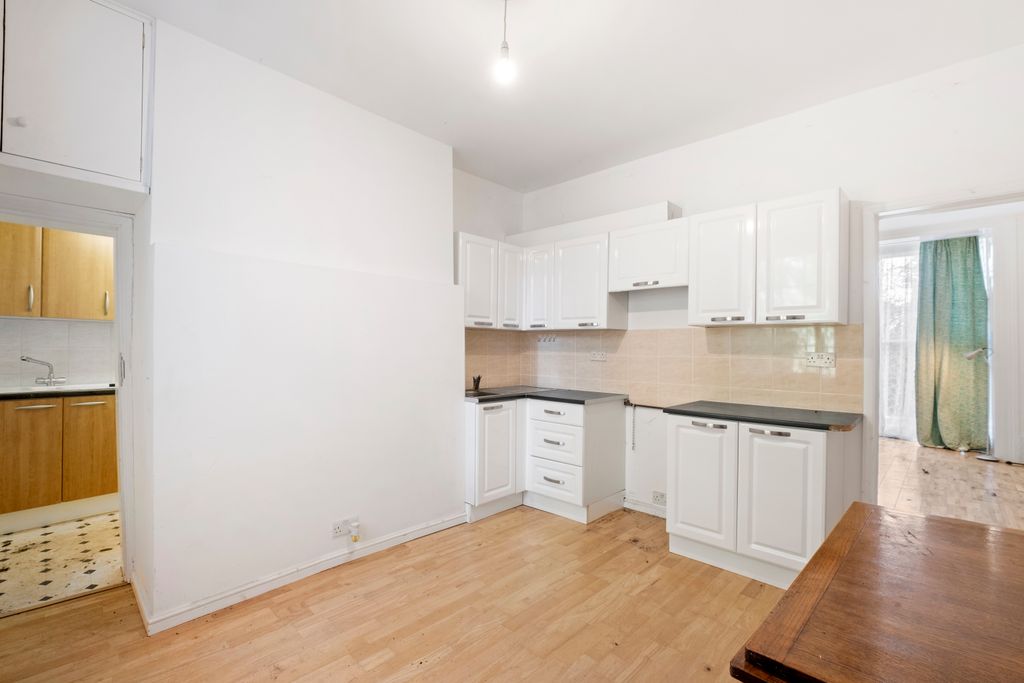 Property photo 3 of 19 71 Beulah Hill, Upper Norwood, London, Se19 3Eb