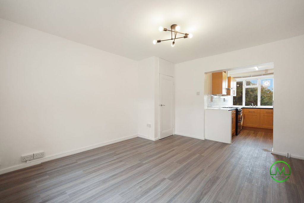 Property photo 1 of 15 Three Bedroom Flat To Rent