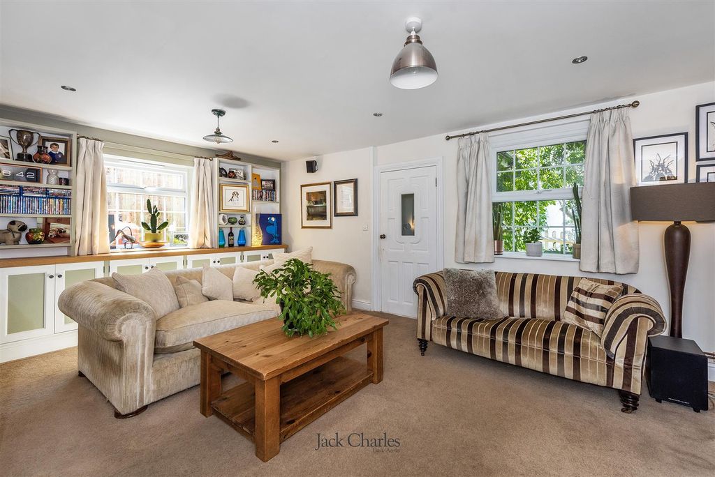 Property photo 3 of 25 4 Bank Farm Cottages, Tn11 0Pb 005.Jpg