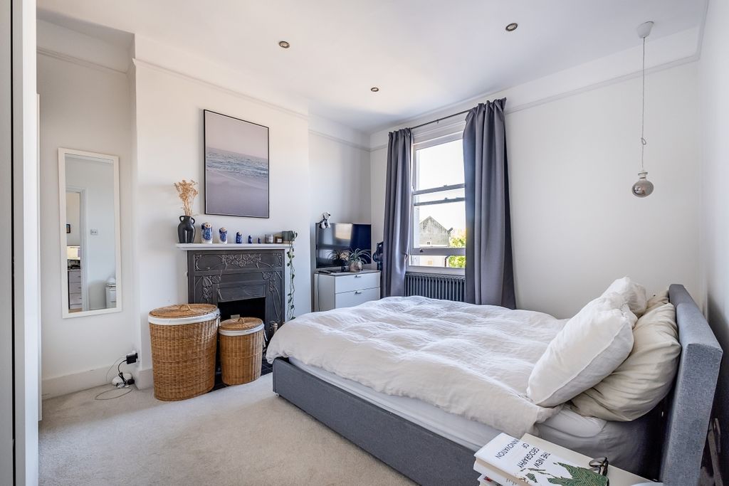 Property photo 3 of 7 Fernhead-Road-07