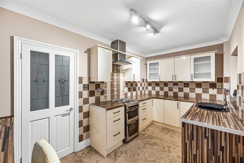 Property photo 2 of 21 Kitchen