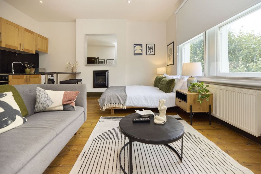 Property photo 1 of 14 Living Room