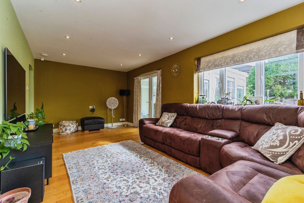 Property photo 2 of 32