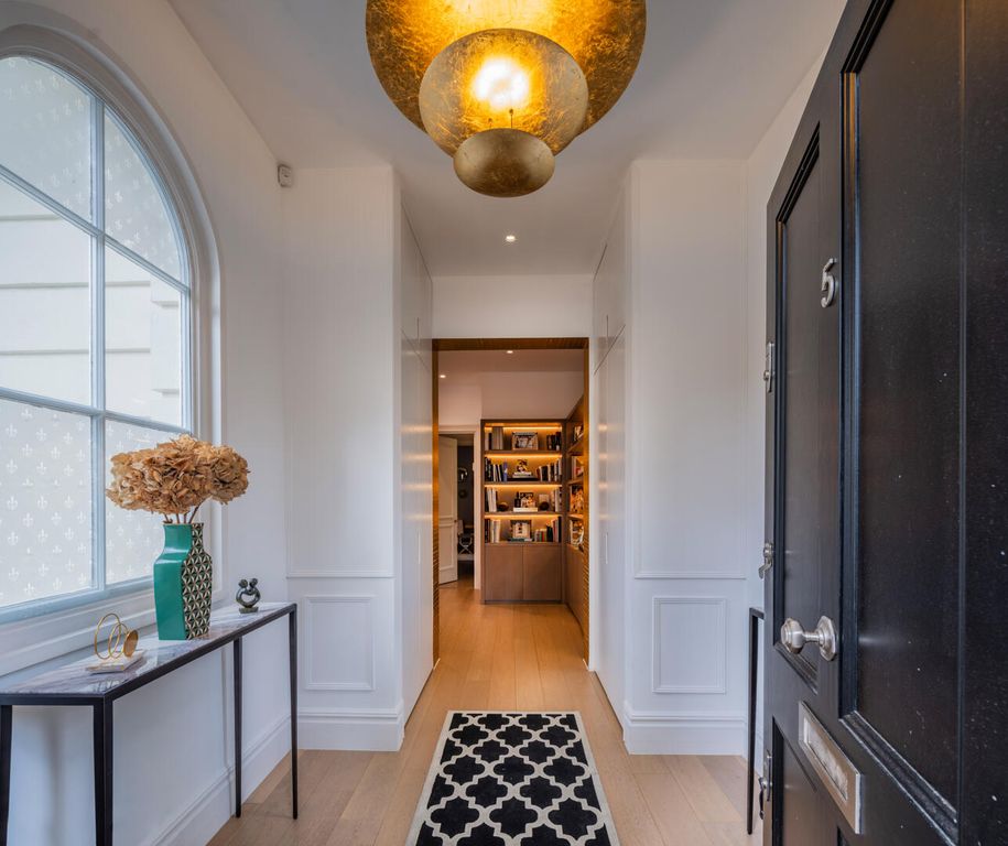 Property photo 2 of 17 Hallway