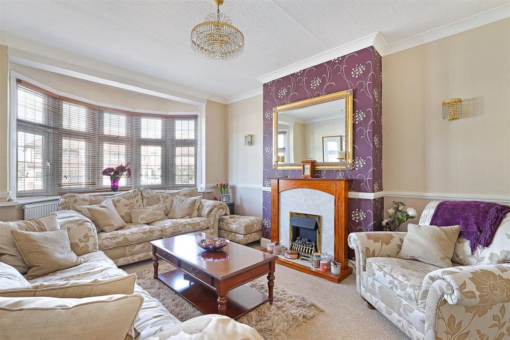 Property photo 2 of 33 Through Lounge