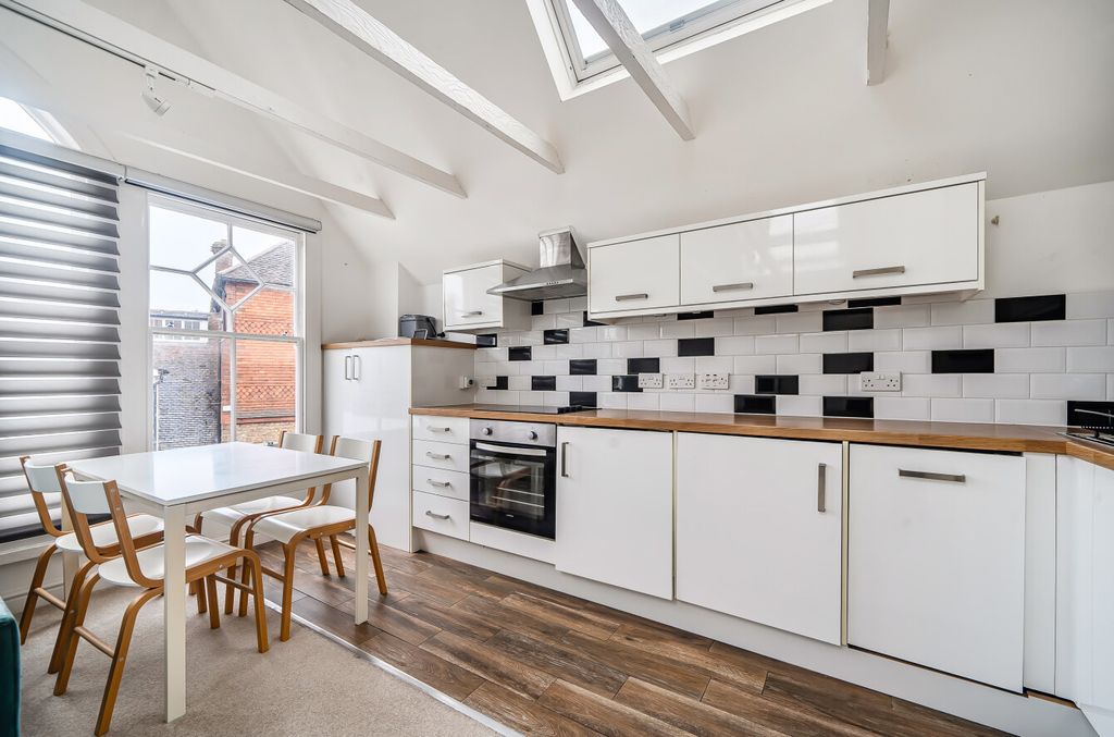 Property photo 2 of 14 1397142-18-696E04...