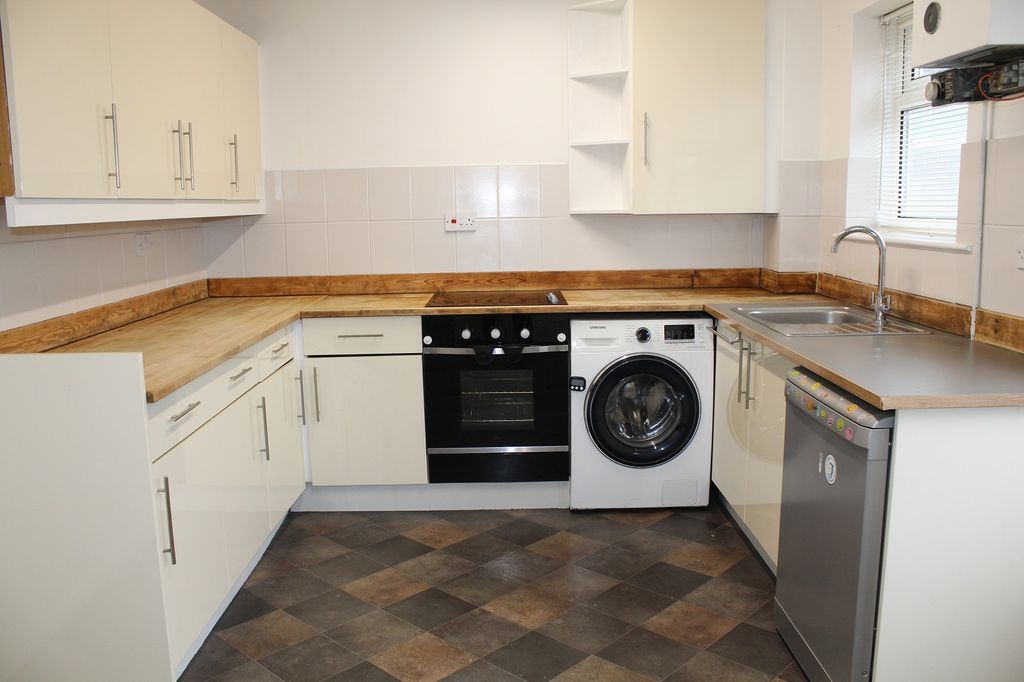 Property photo 2 of 11 Fitted  Dining Kitchen