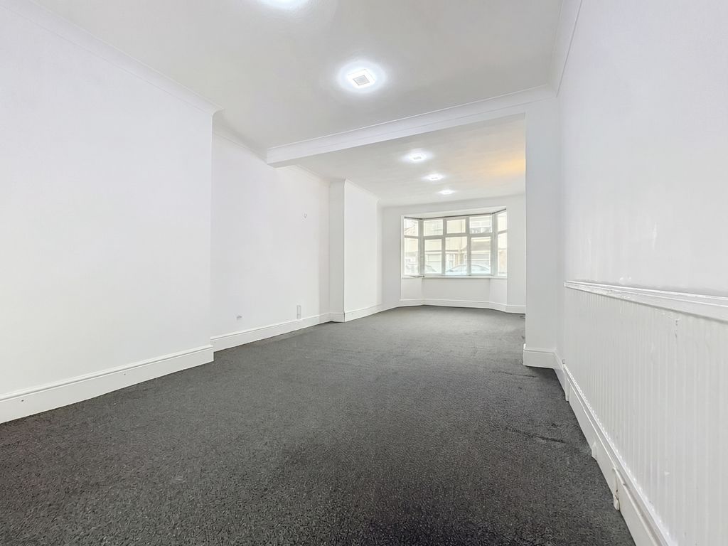Property photo 3 of 13 Through Lounge
