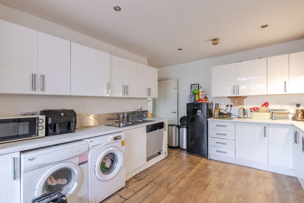 Property photo 3 of 22 Kitchen 1