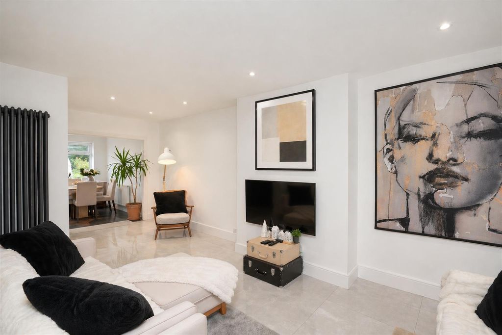 Property photo 3 of 10 Lounge 2