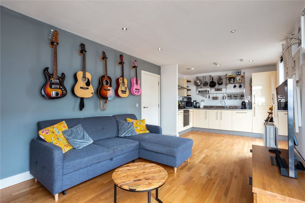 Property photo 3 of 10 Living