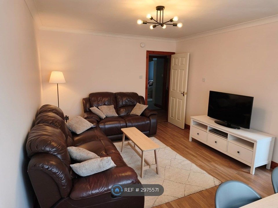 Property photo 3 of 19 Living Room / Dinning Room