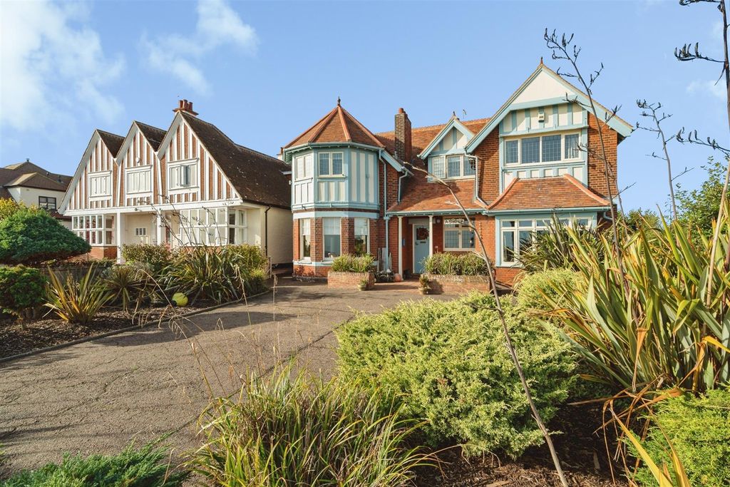 Property photo 1 of 34 Gunton Cliff (20).Jpg