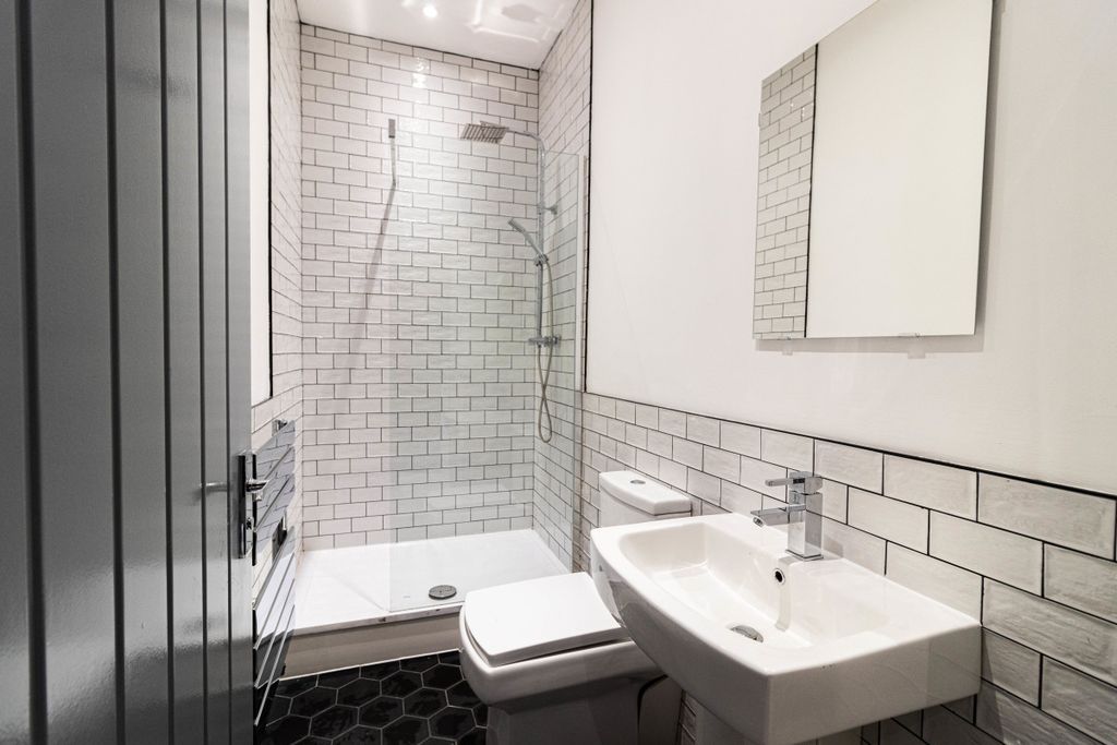 Property photo 3 of 18 74Wr Bathroom