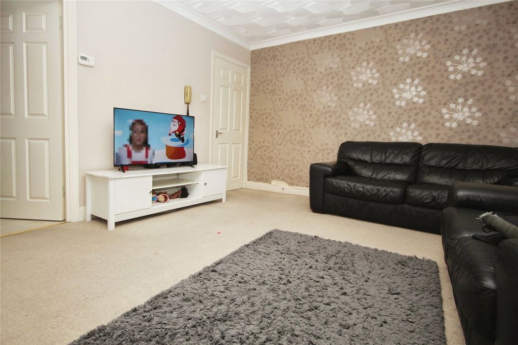 Property photo 3 of 7 Living Room