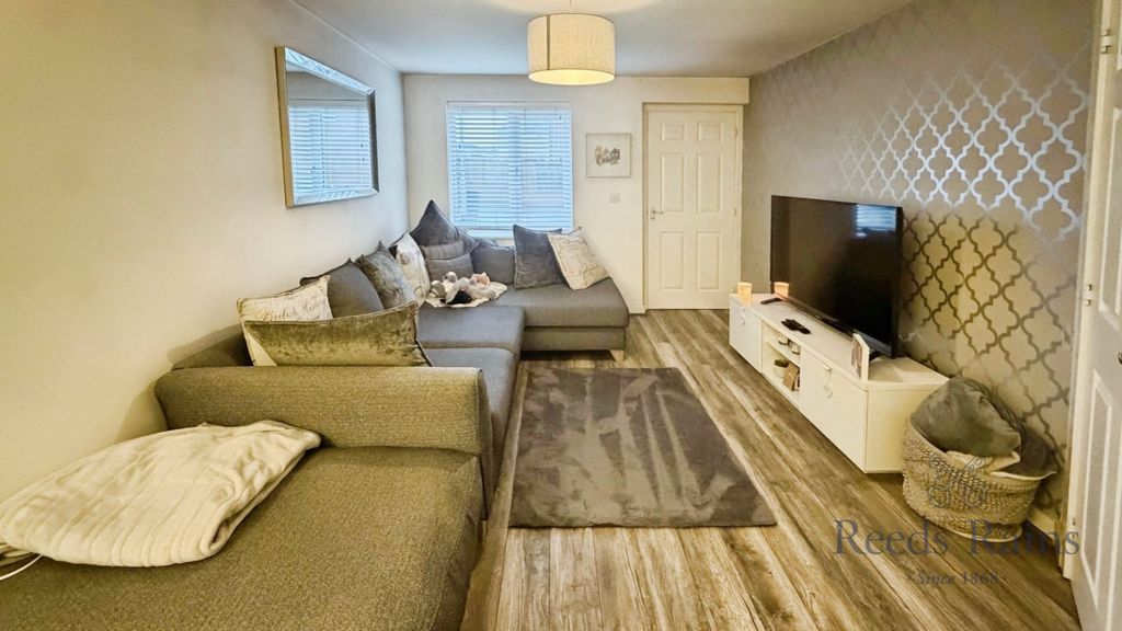 Property photo 2 of 17 Lounge