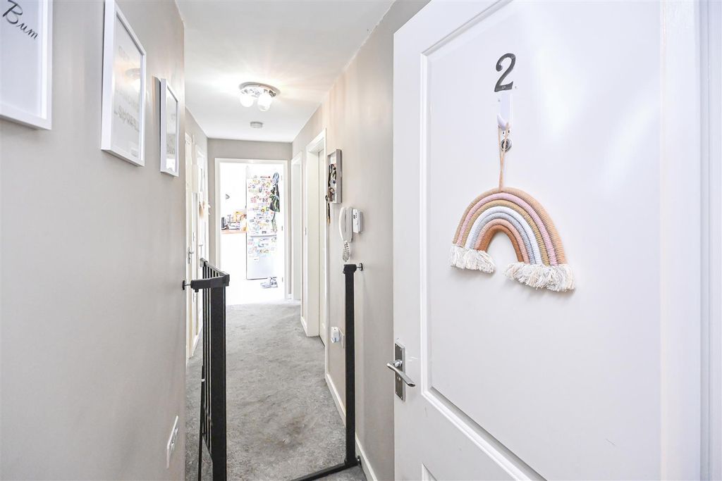 Property photo 2 of 12 Apt 2 17 Ledgard Avenue Entrance Hall.Jpg