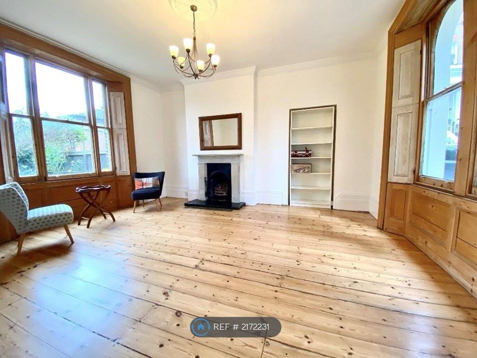 Property photo 2 of 11 Living Room