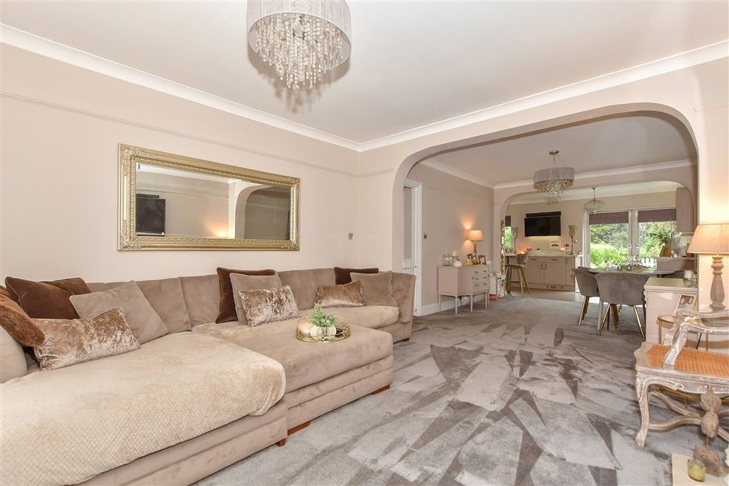 Property photo 3 of 15 Lounge