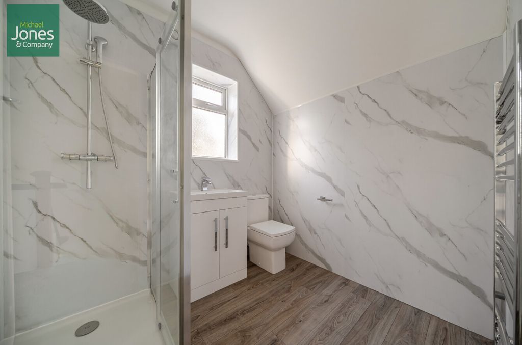 Property photo 2 of 12 Bathroom